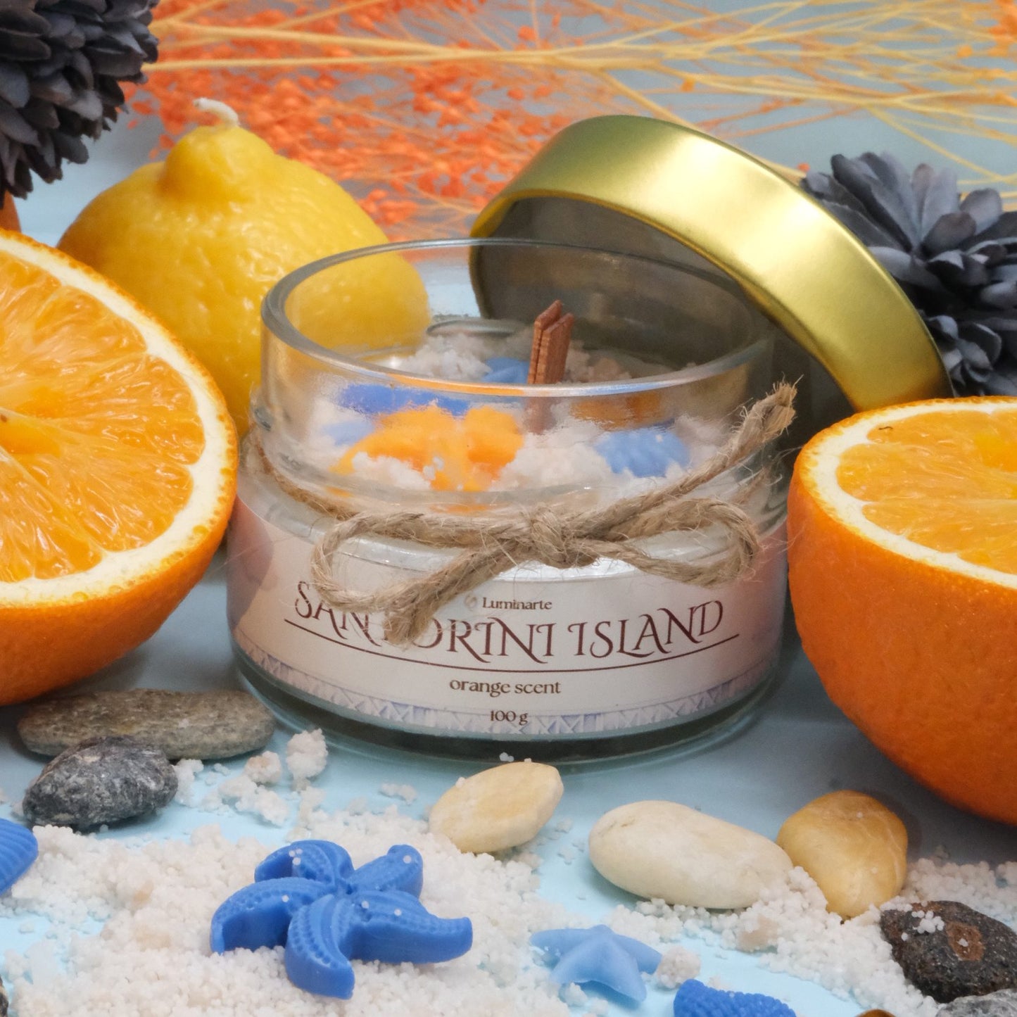 Lumânare parfumată din ceară de soia, turnată manual – „Santorini Island” | Ediția de vară, cu aromă caldă de portocală