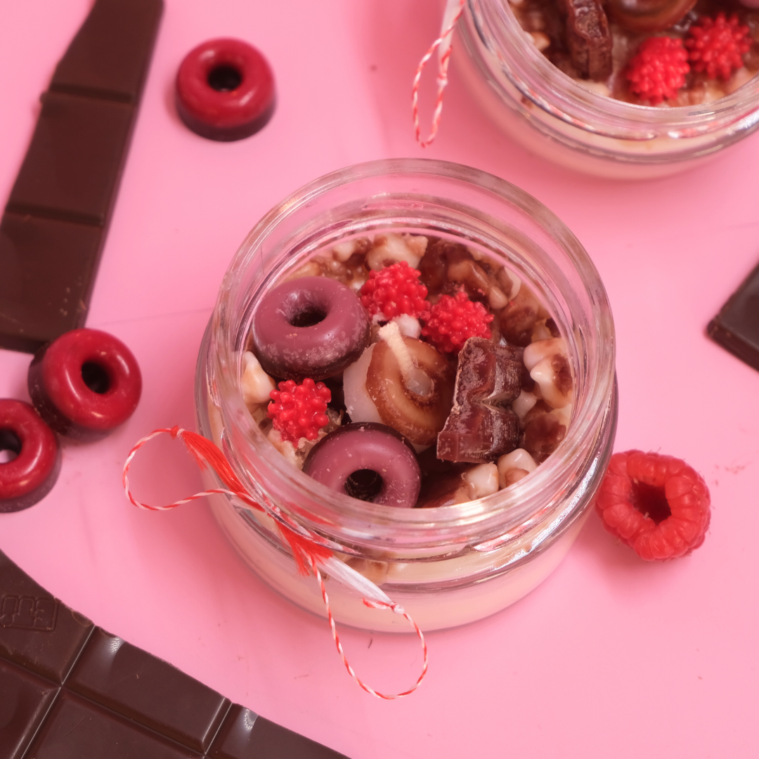 Lumânare din borcan, turnată manual cu ceară de soia parfumată – „Cupid's Delight” | Ediție de Ziua Îndrăgostiților, cu aromă de căpșuni sau gogoși