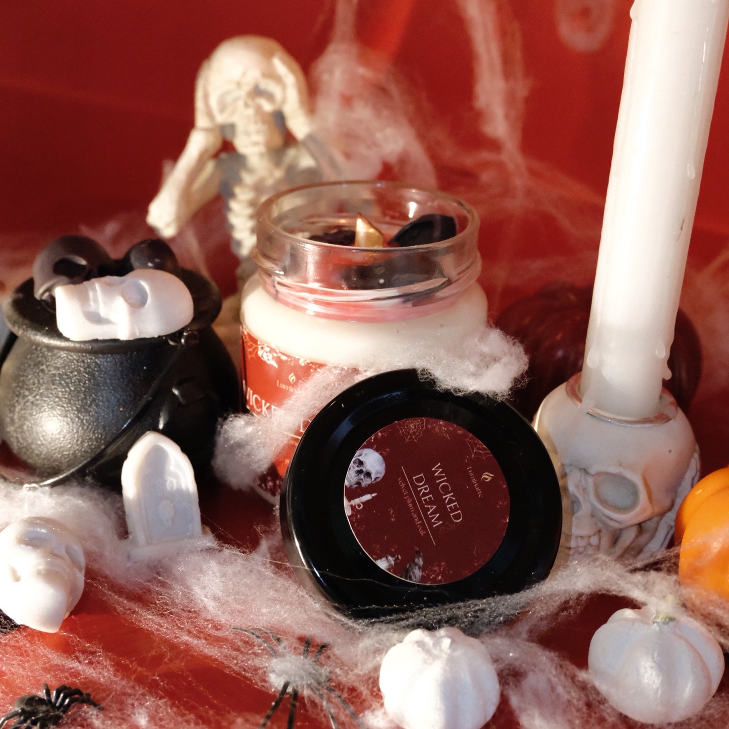 Lumânare parfumată din ceară de soia, turnată manual – „Wicked Dream” | Ediție de toamnă și de Halloween, cu aromă de velvet plum și stejar