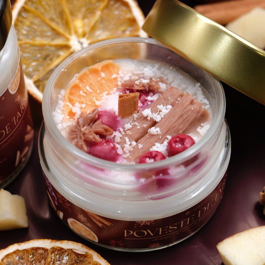 Lumânare parfumată din ceară de soia, turnată manual – „Poveste de Iarnă” | Ediție de Crăciun, cu aromă de orange blossom și black cherry.