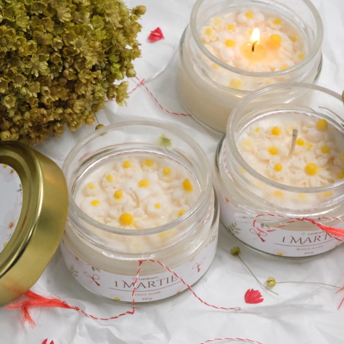 Lumânare parfumată din ceară de soia, turnată manual – „Cupid's Delight” | Ediție de 1 Martie, cu aromă de flori proaspete