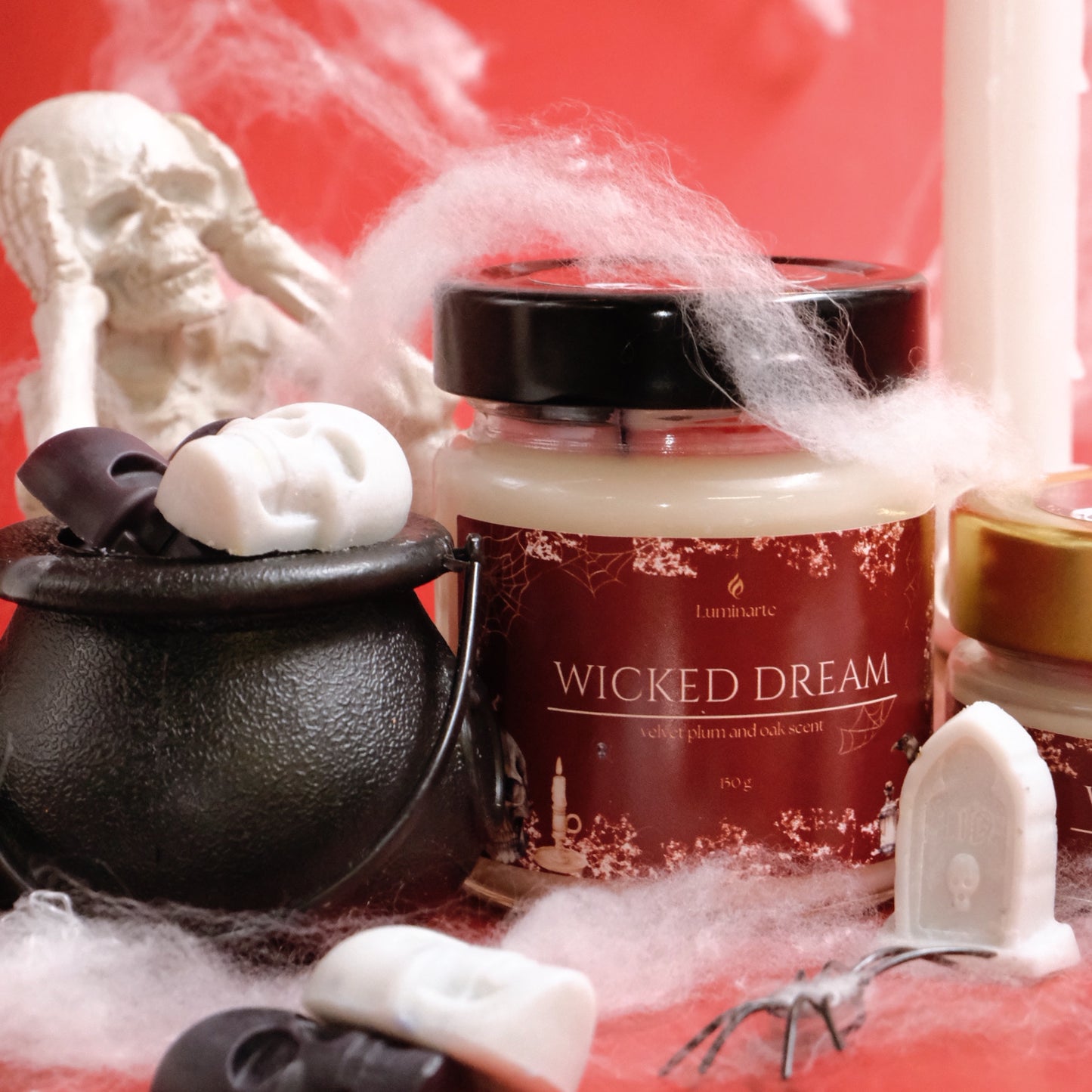 Lumânare parfumată din ceară de soia, turnată manual – „Wicked Dream” | Ediție de toamnă și de Halloween, cu aromă de velvet plum și stejar