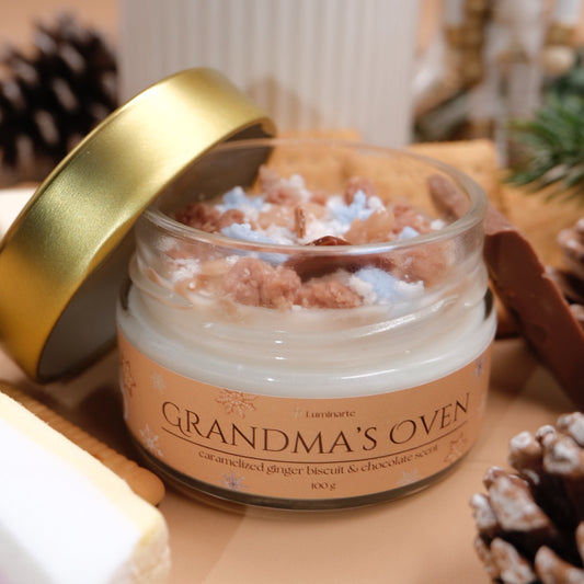 Lumânare parfumată din ceară de soia, turnată manual – „Grandma’s Oven” | Ediție de Crăciun, cu aromă de ciocolată și biscuiți cu ghimbir.