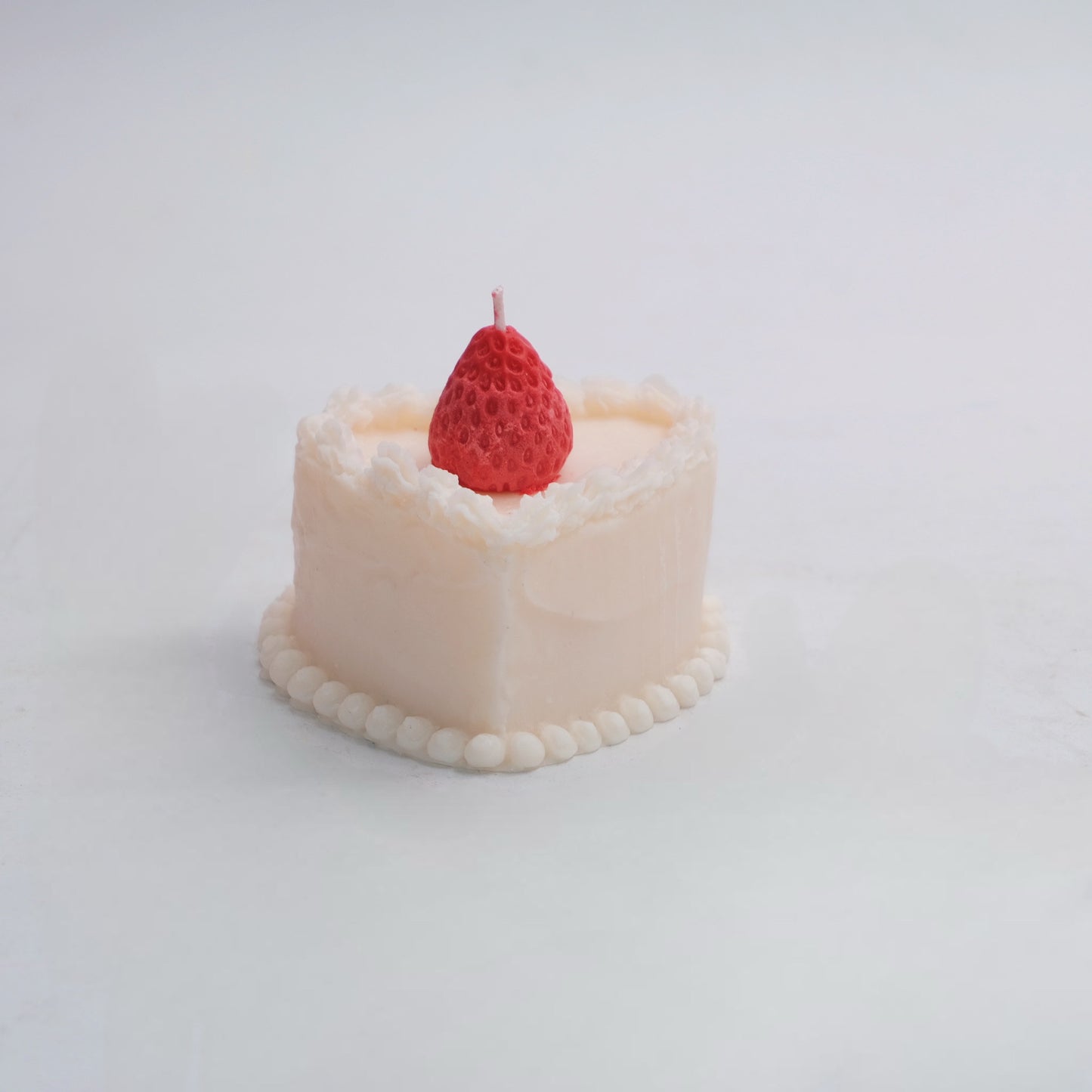 Lumânare decorativă „Strawberry Cake”, turnată manual din ceară de soia – Ediție specială de Valentine’s Day, în formă de tort cu căpșuni