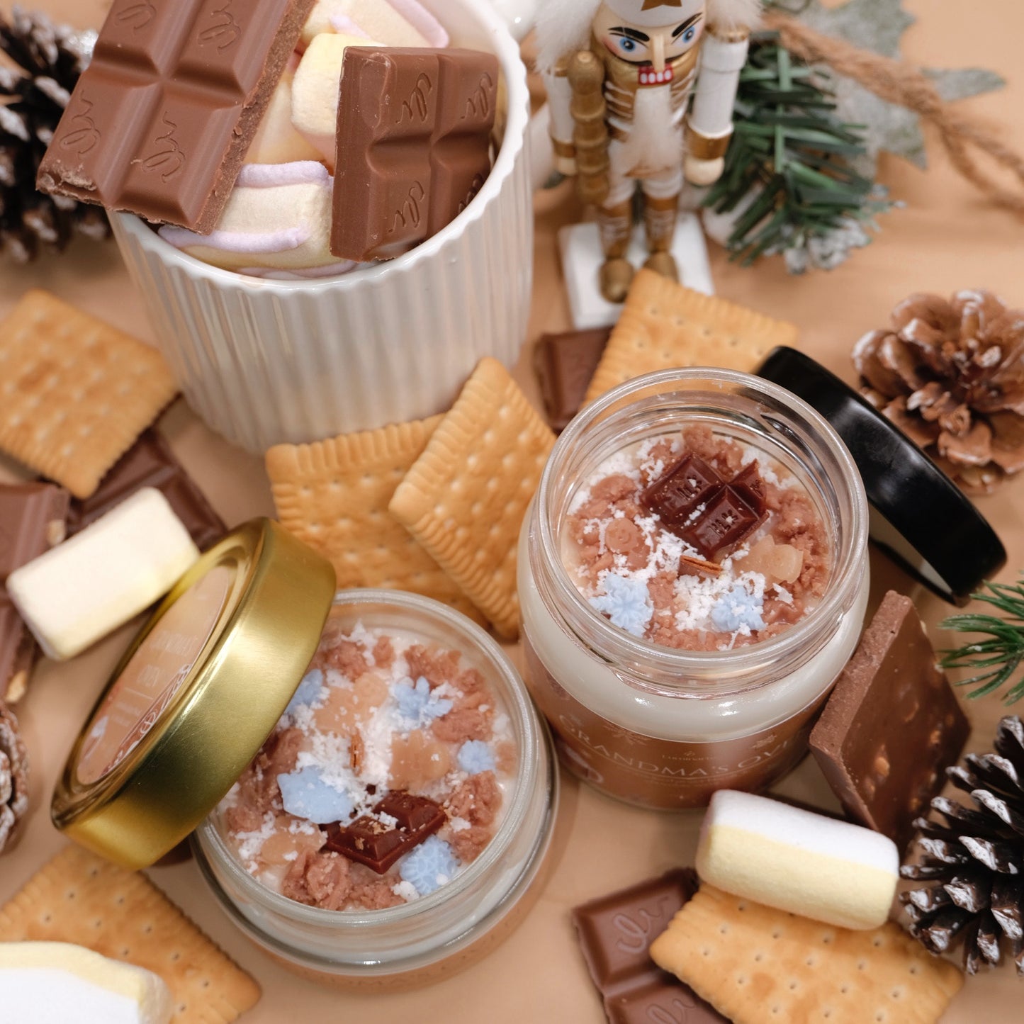 Lumânare parfumată din ceară de soia, turnată manual – „Grandma’s Oven” | Ediție de Crăciun, cu aromă de ciocolată și biscuiți cu ghimbir.