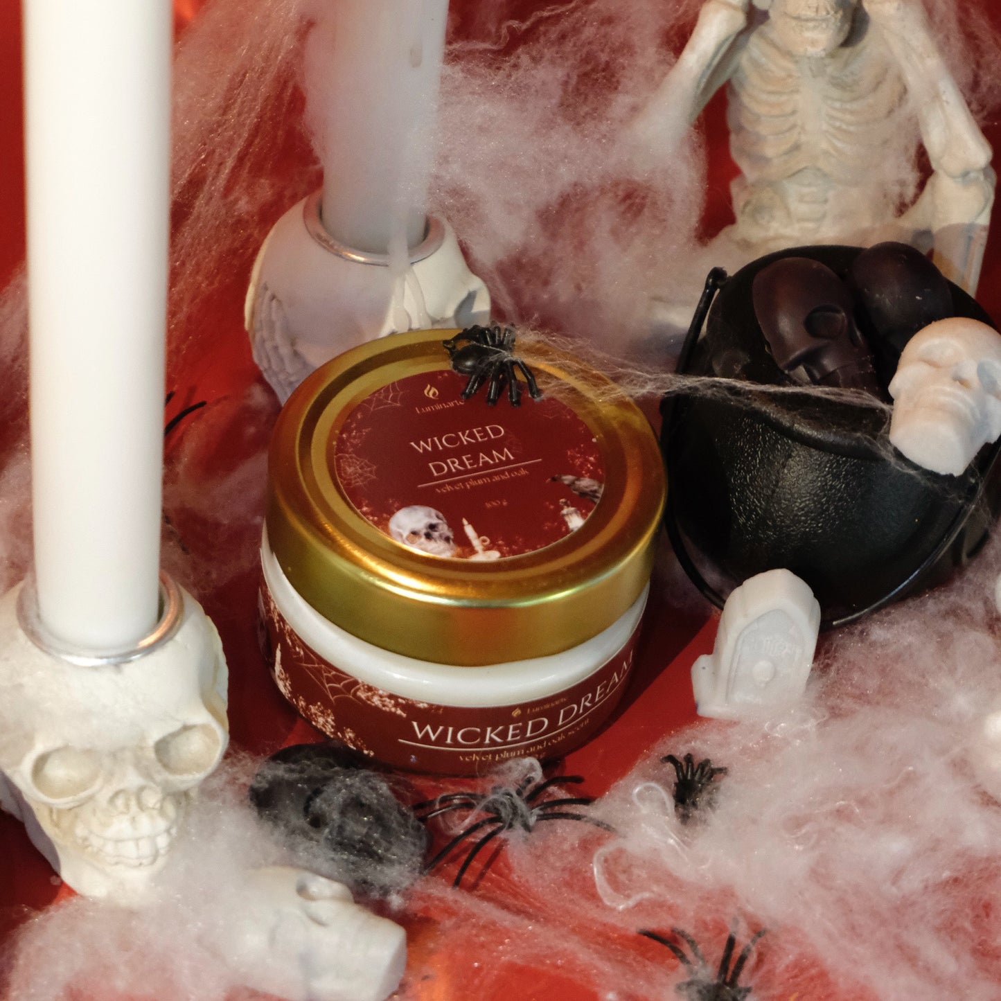 Lumânare parfumată din ceară de soia, turnată manual – „Wicked Dream” | Ediție de toamnă și de Halloween, cu aromă de velvet plum și stejar