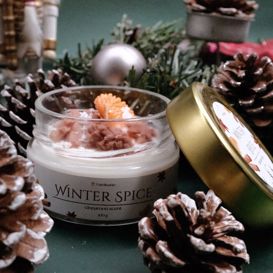 Lumânare parfumată din ceară de soia, turnată manual – „Winter Spice” | Ediție de Crăciun, cu aromă de scorțișoară și o notă ușoară de clementină