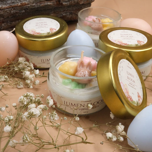 Lumânare din borcan, turnată manual cu ceară de soia parfumată – „Lumen Bloom” | Ediția de Paște, cu aromă de iasomie și caprifoi
