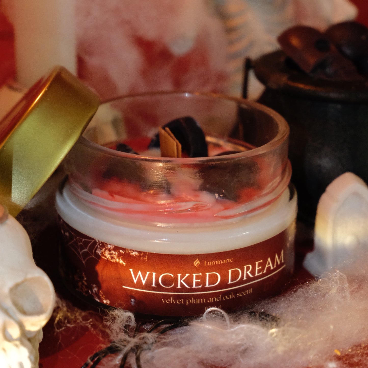 Lumânare parfumată din ceară de soia, turnată manual – „Wicked Dream” | Ediție de toamnă și de Halloween, cu aromă de velvet plum și stejar