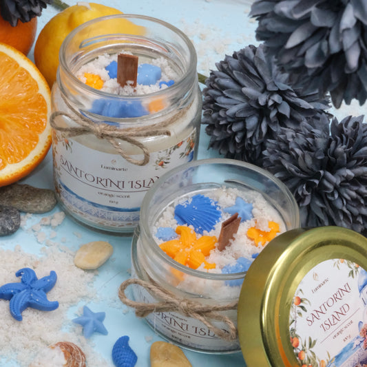 Lumânare parfumată din ceară de soia, turnată manual – „Santorini Island” | Ediția de vară, cu aromă caldă de portocală