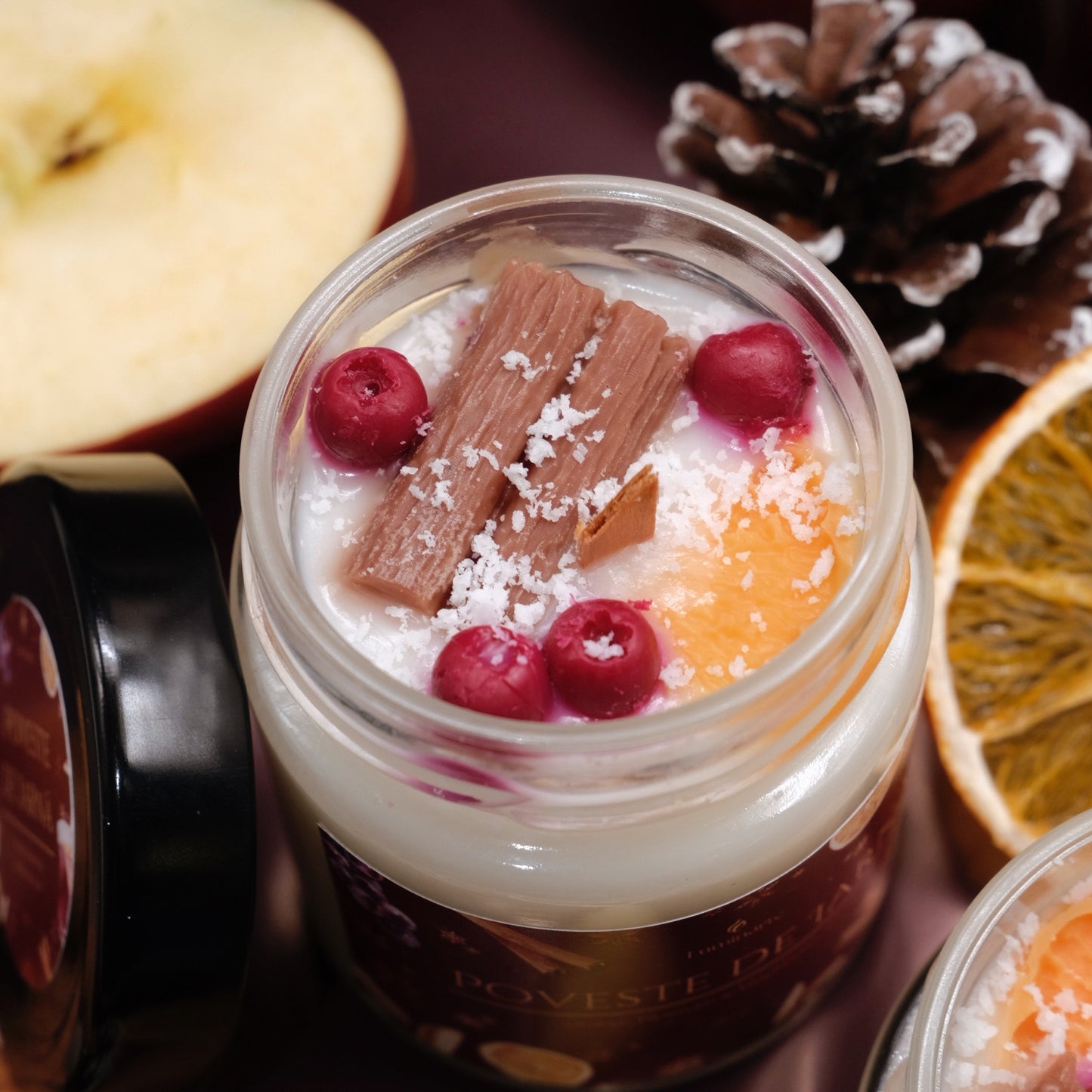 Lumânare parfumată din ceară de soia, turnată manual – „Poveste de Iarnă” | Ediție de Crăciun, cu aromă de orange blossom și black cherry.