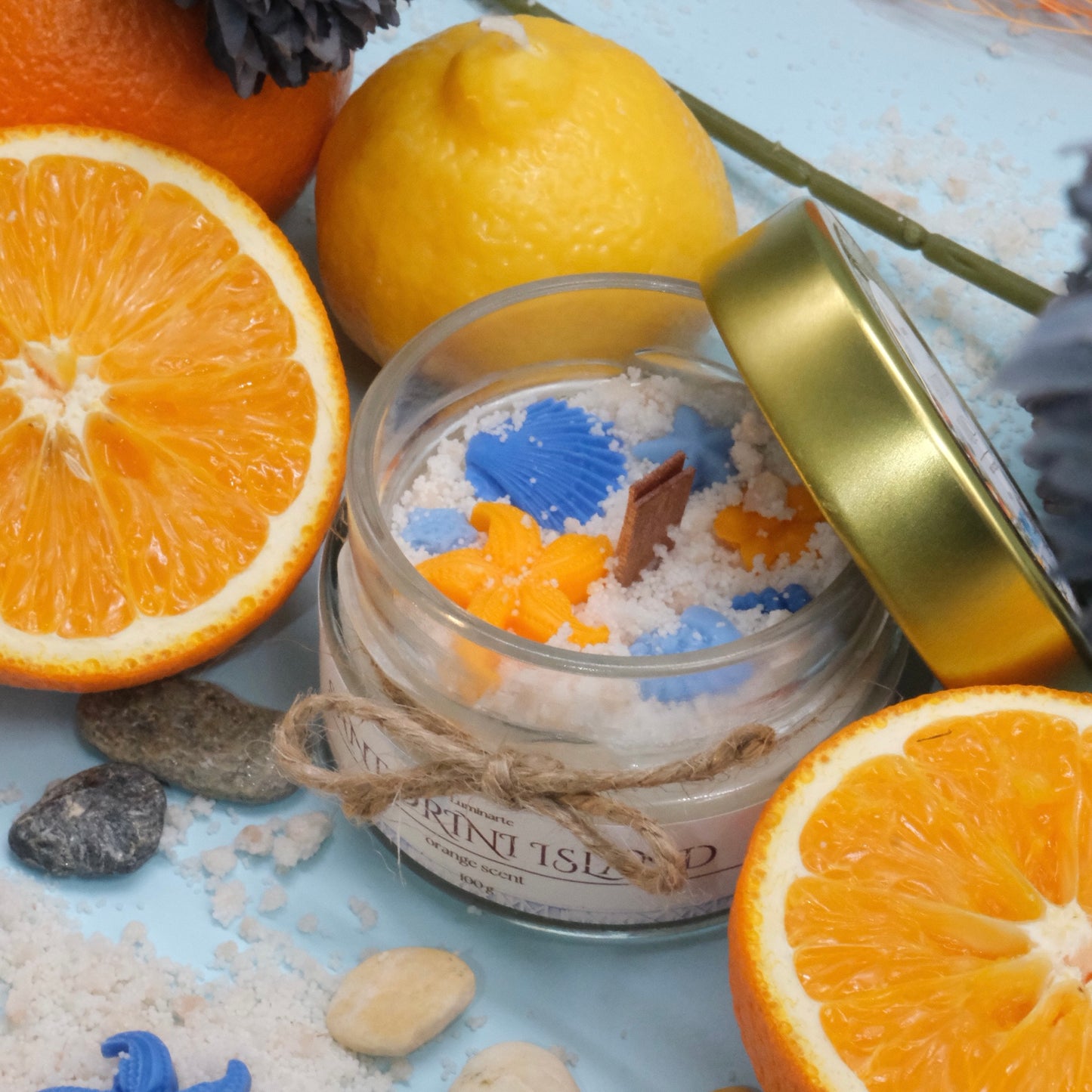 Lumânare parfumată din ceară de soia, turnată manual – „Santorini Island” | Ediția de vară, cu aromă caldă de portocală