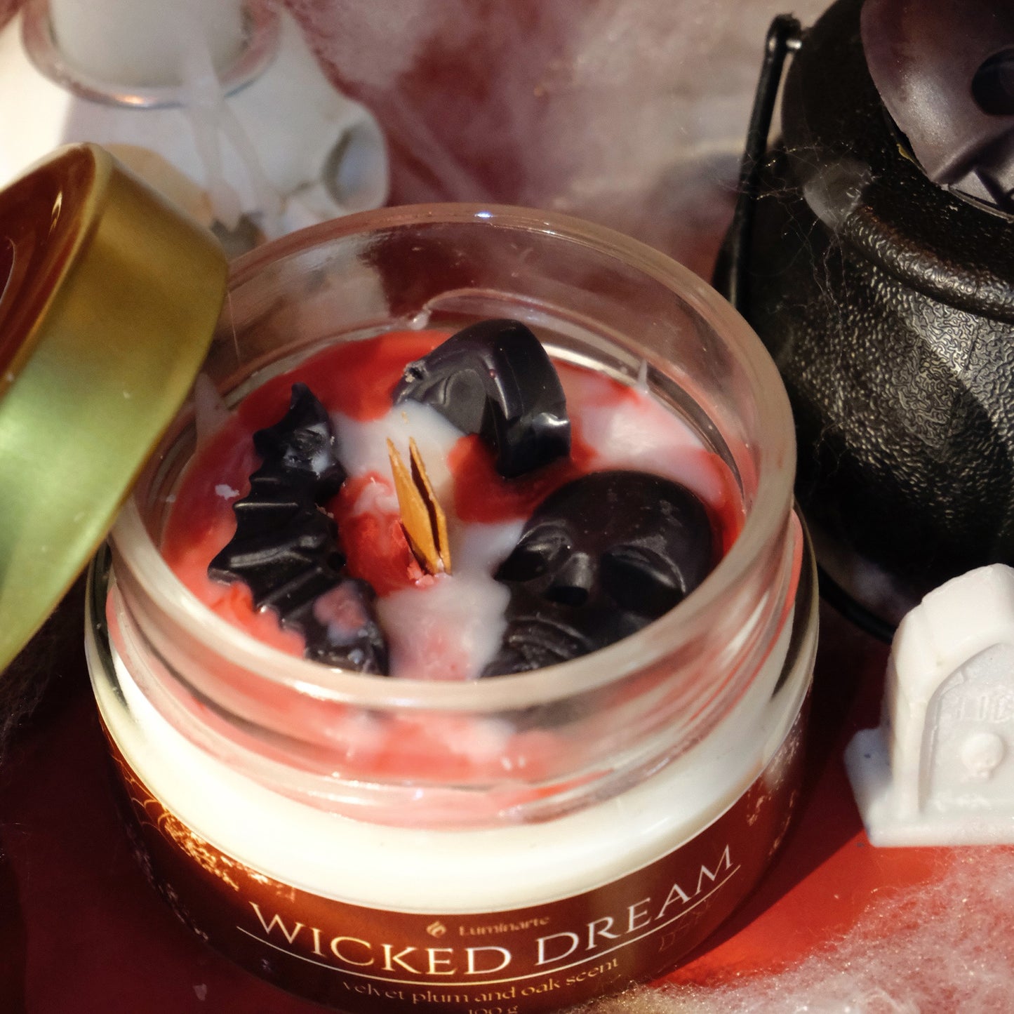 Lumânare parfumată din ceară de soia, turnată manual – „Wicked Dream” | Ediție de toamnă și de Halloween, cu aromă de velvet plum și stejar