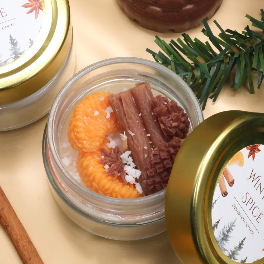 Lumânare parfumată din ceară de soia, turnată manual – „Winter Spice” | Ediție de Crăciun, cu aromă de scorțișoară și o notă ușoară de clementină