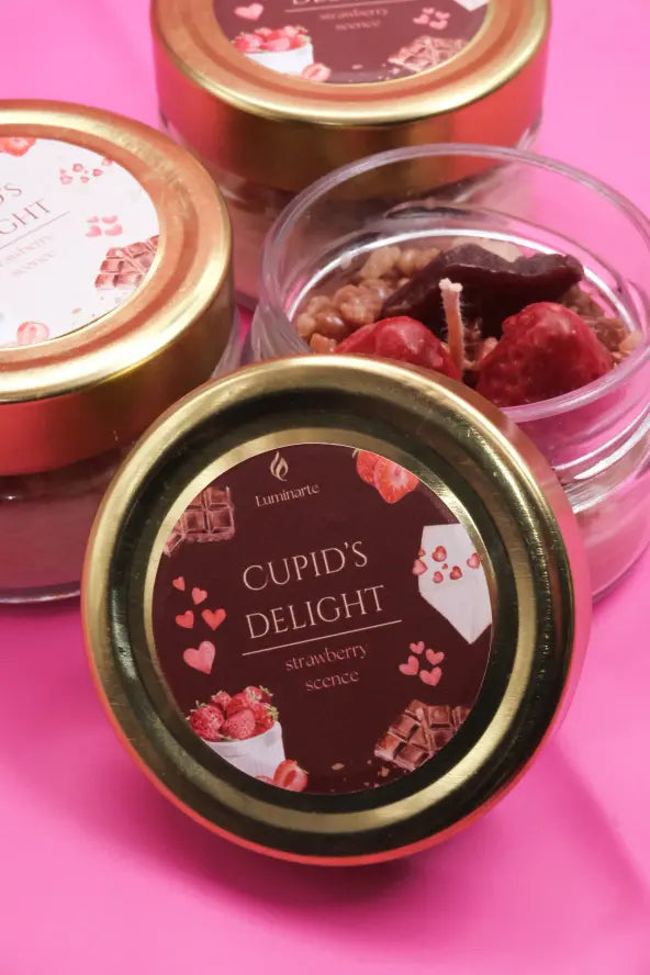 Lumânare din borcan, turnată manual cu ceară de soia parfumată – „Cupid's Delight” | Ediție de Ziua Îndrăgostiților, cu aromă de căpșuni sau gogoși