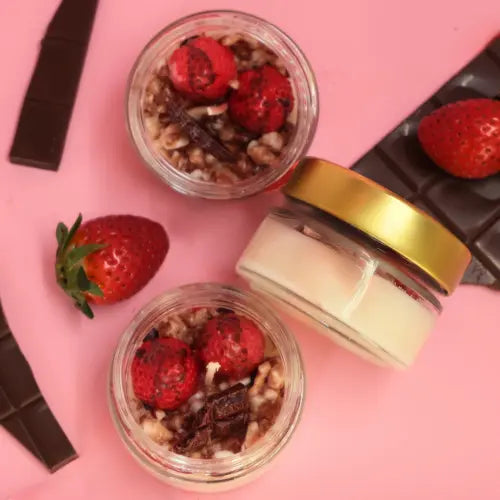 Lumânare din borcan, turnată manual cu ceară de soia parfumată – „Cupid's Delight” | Ediție de Ziua Îndrăgostiților, cu aromă de căpșuni sau gogoși