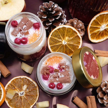 Lumânare parfumată din ceară de soia, turnată manual – „Poveste de Iarnă” | Ediție de Crăciun, cu aromă de orange blossom și black cherry.