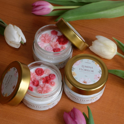 Lumânare parfumată din ceară de soia, turnată manual – „Lumina Florilor” | Ediția de Primăvară, cu aromă de trandafir și iasomie.