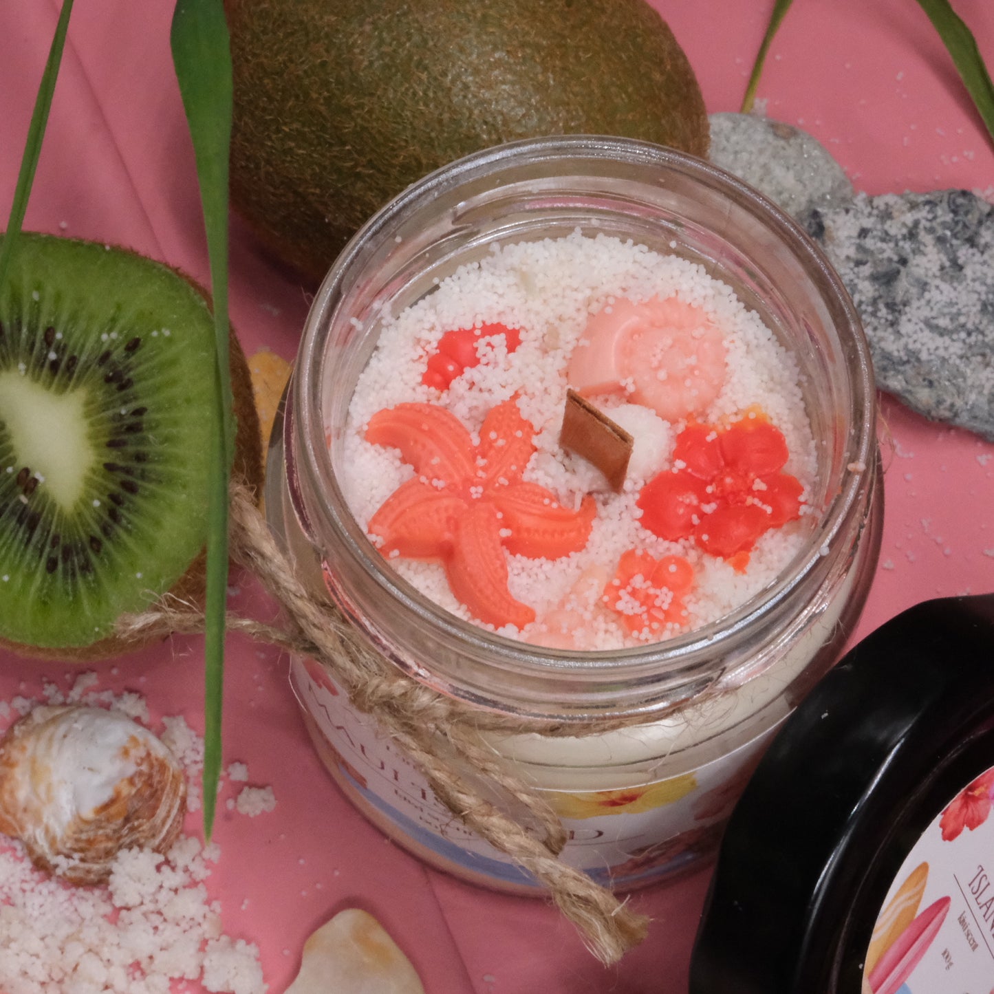 Lumânare parfumată din ceară de soia, turnată manual – „ Maui Island ” | Ediția de vară, cu aromă de kiwi