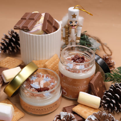 Lumânare parfumată din ceară de soia, turnată manual – „Grandma’s Oven” | Ediție de Crăciun, cu aromă de ciocolată și biscuiți cu ghimbir.