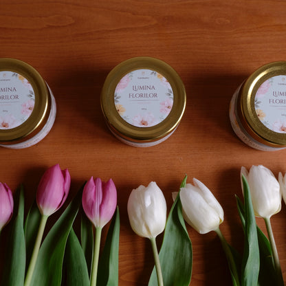 Lumânare parfumată din ceară de soia, turnată manual – „Lumina Florilor” | Ediția de Primăvară, cu aromă de trandafir și iasomie.