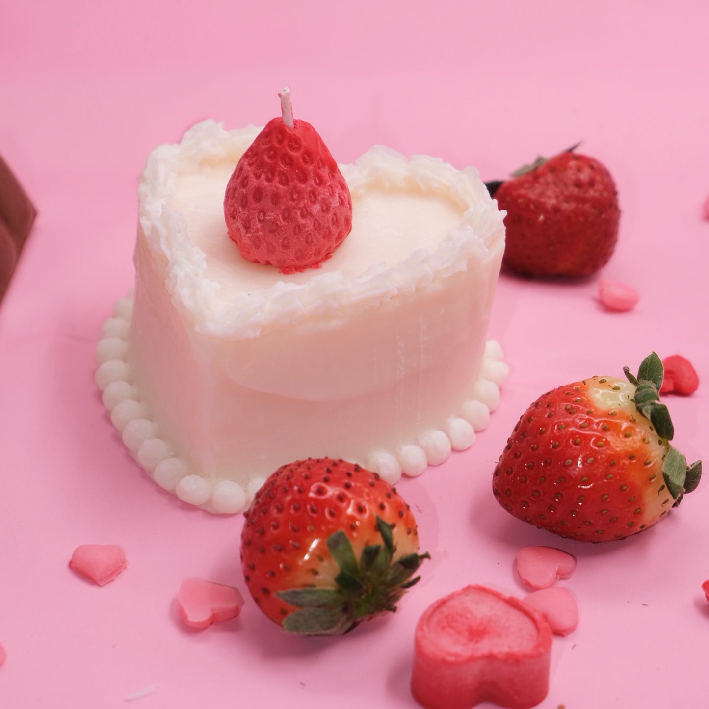 Lumânare decorativă „Strawberry Cake”, turnată manual din ceară de soia – Ediție specială de Valentine’s Day, în formă de tort cu căpșuni