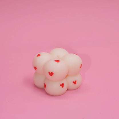 Lumânare decorativă „Bubble in Love”, turnată manual din ceară de soia – Ediție limitată de Valentine’s Day, în formă de bubble cu inimi roșii pictate manual