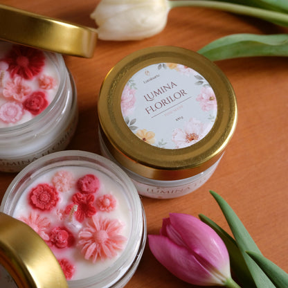 Lumânare parfumată din ceară de soia, turnată manual – „Lumina Florilor” | Ediția de Primăvară, cu aromă de trandafir și iasomie.