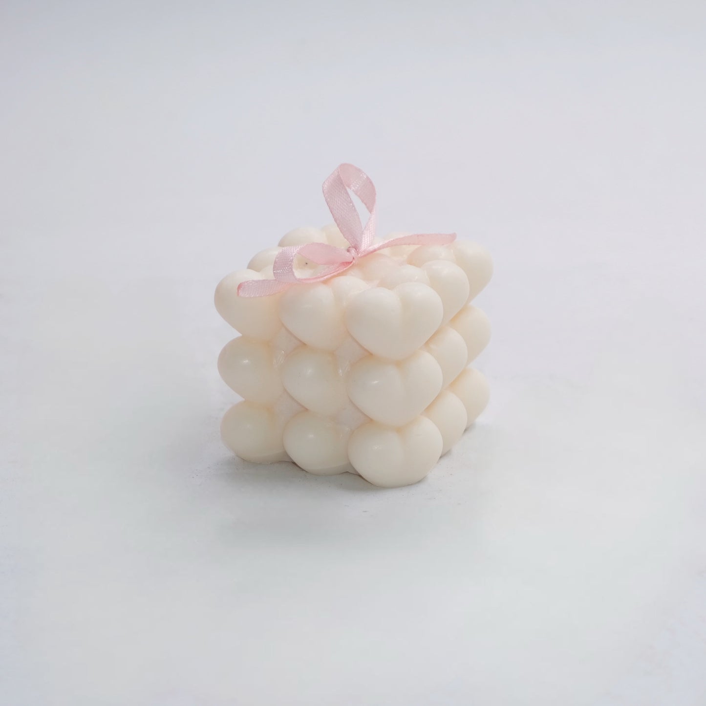 Lumânare decorativă „Love in a Cube”, turnată manual din ceară de soia – Ediție limitată de Valentine’s Day, în formă de cub cu inimioare sculptate