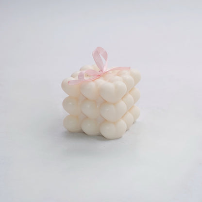 Lumânare decorativă „Love in a Cube”, turnată manual din ceară de soia – Ediție limitată de Valentine’s Day, în formă de cub cu inimioare sculptate