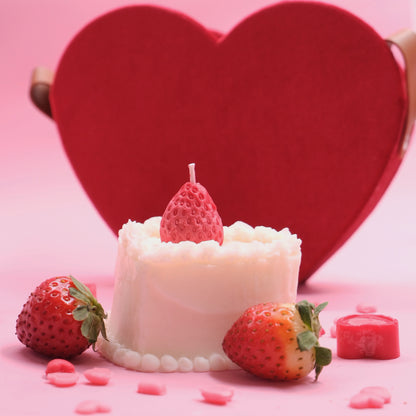 Lumânare decorativă „Strawberry Cake”, turnată manual din ceară de soia – Ediție specială de Valentine’s Day, în formă de tort cu căpșuni