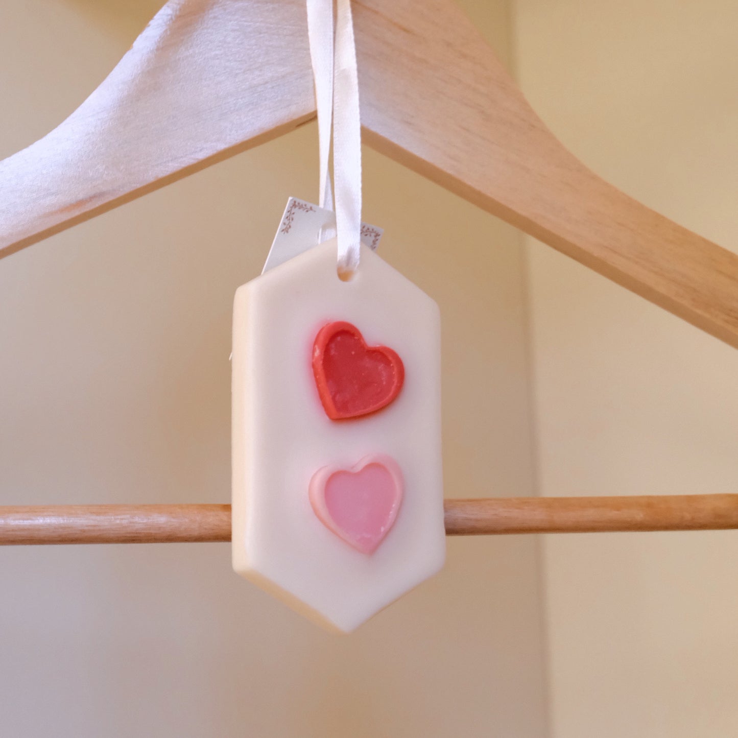 Tableta de ceară parfumată, turnată manual din ceară de soia – Odorizant de cameră „Be my Valentine” | Aromă de black cherry | Ediție de Valentine's Day