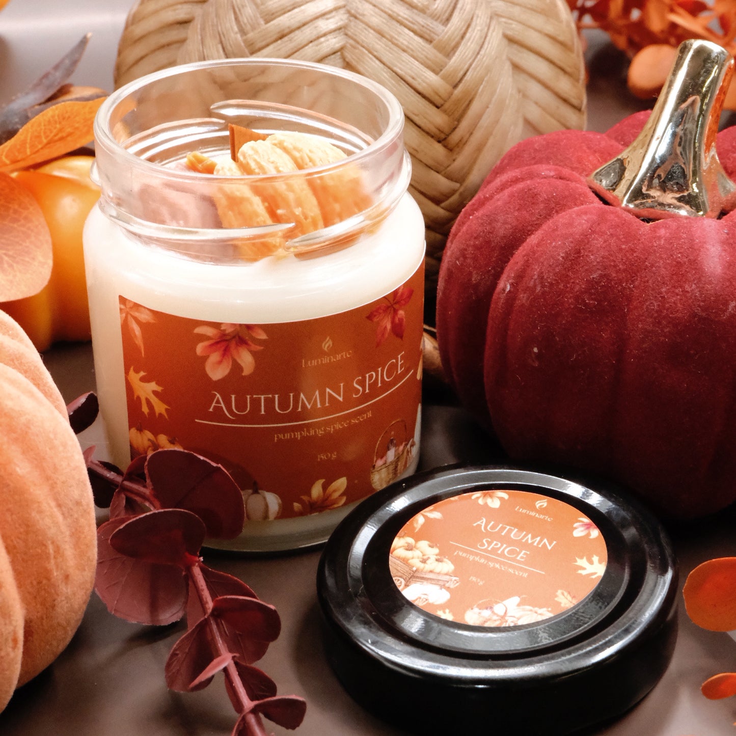 Lumânare parfumată din ceară de soia, turnată manual – „Autumn Spice” | Ediție de toamnă, cu aromă caldă de dovleac