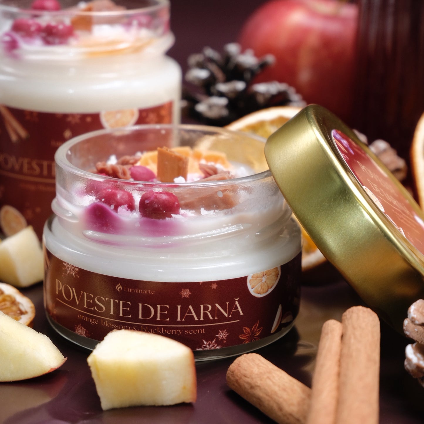 Lumânare parfumată din ceară de soia, turnată manual – „Poveste de Iarnă” | Ediție de Crăciun, cu aromă de orange blossom și black cherry.