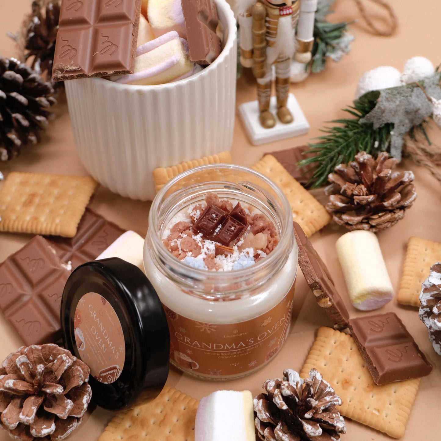 Lumânare parfumată din ceară de soia, turnată manual – „Grandma’s Oven” | Ediție de Crăciun, cu aromă de ciocolată și biscuiți cu ghimbir.
