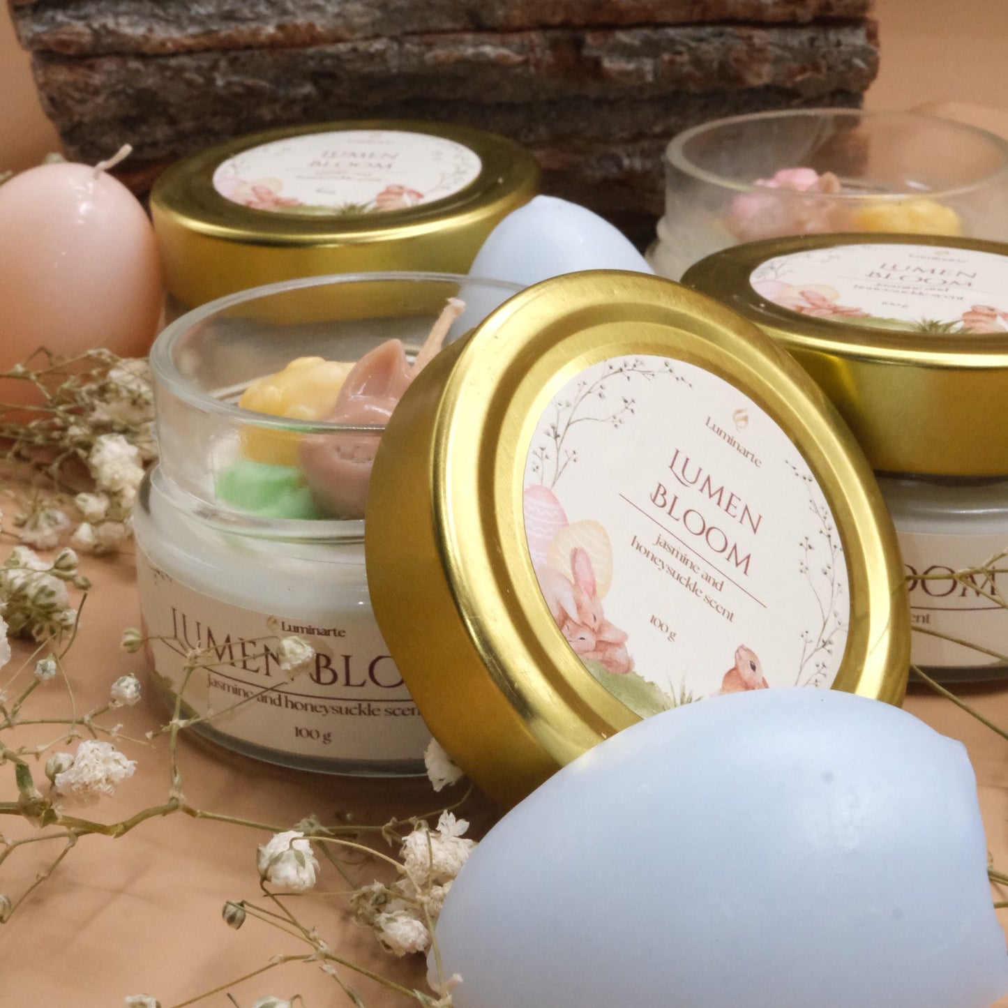 Lumânare din borcan, turnată manual cu ceară de soia parfumată – „Lumen Bloom” | Ediția de Paște, cu aromă de iasomie și caprifoi