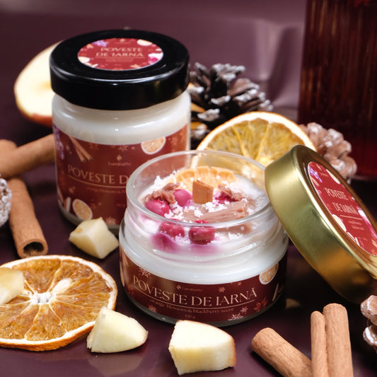 Lumânare parfumată din ceară de soia, turnată manual – „Poveste de Iarnă” | Ediție de Crăciun, cu aromă de orange blossom și black cherry.