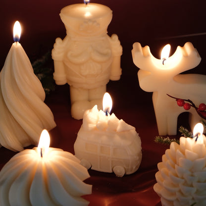 Lumânare turnată manual cu ceară de soia – Colecția de Crăciun: mașină cu brad, con brad, glob spiralat, Rudolf, brad spiralat și Spărgătorul de Nuci