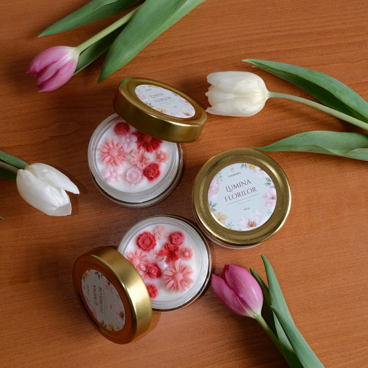 Lumânare parfumată din ceară de soia, turnată manual – „Lumina Florilor” | Ediția de Primăvară, cu aromă de trandafir și iasomie.