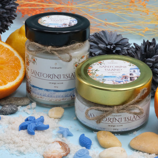 Lumânare parfumată din ceară de soia, turnată manual – „Santorini Island” | Ediția de vară, cu aromă caldă de portocală