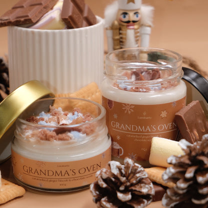 Lumânare parfumată din ceară de soia, turnată manual – „Grandma’s Oven” | Ediție de Crăciun, cu aromă de ciocolată și biscuiți cu ghimbir.