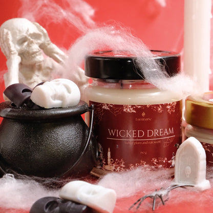 Lumânare parfumată din ceară de soia, turnată manual  – „Wicked Dream” | Ediție de toamnă și de Halloween, cu aromă de velvet plum și stejar