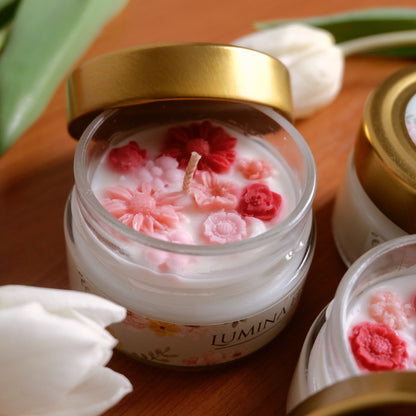 Lumânare parfumată din ceară de soia, turnată manual – „Lumina Florilor” | Ediția de Primăvară, cu aromă de trandafir și iasomie.