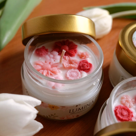 Lumânare parfumată din ceară de soia, turnată manual – „Lumina Florilor” | Ediția de Primăvară, cu aromă de trandafir și iasomie.