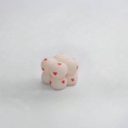 Lumânare decorativă „Bubble in Love”, turnată manual din ceară de soia – Ediție limitată de Valentine’s Day, în formă de bubble cu inimi roșii pictate manual