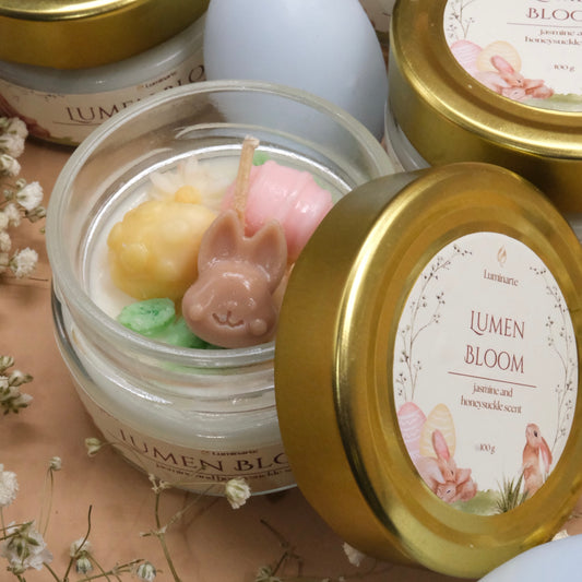 Lumânare din borcan, turnată manual cu ceară de soia parfumată – „Lumen Bloom” | Ediția de Paște, cu aromă de iasomie și caprifoi