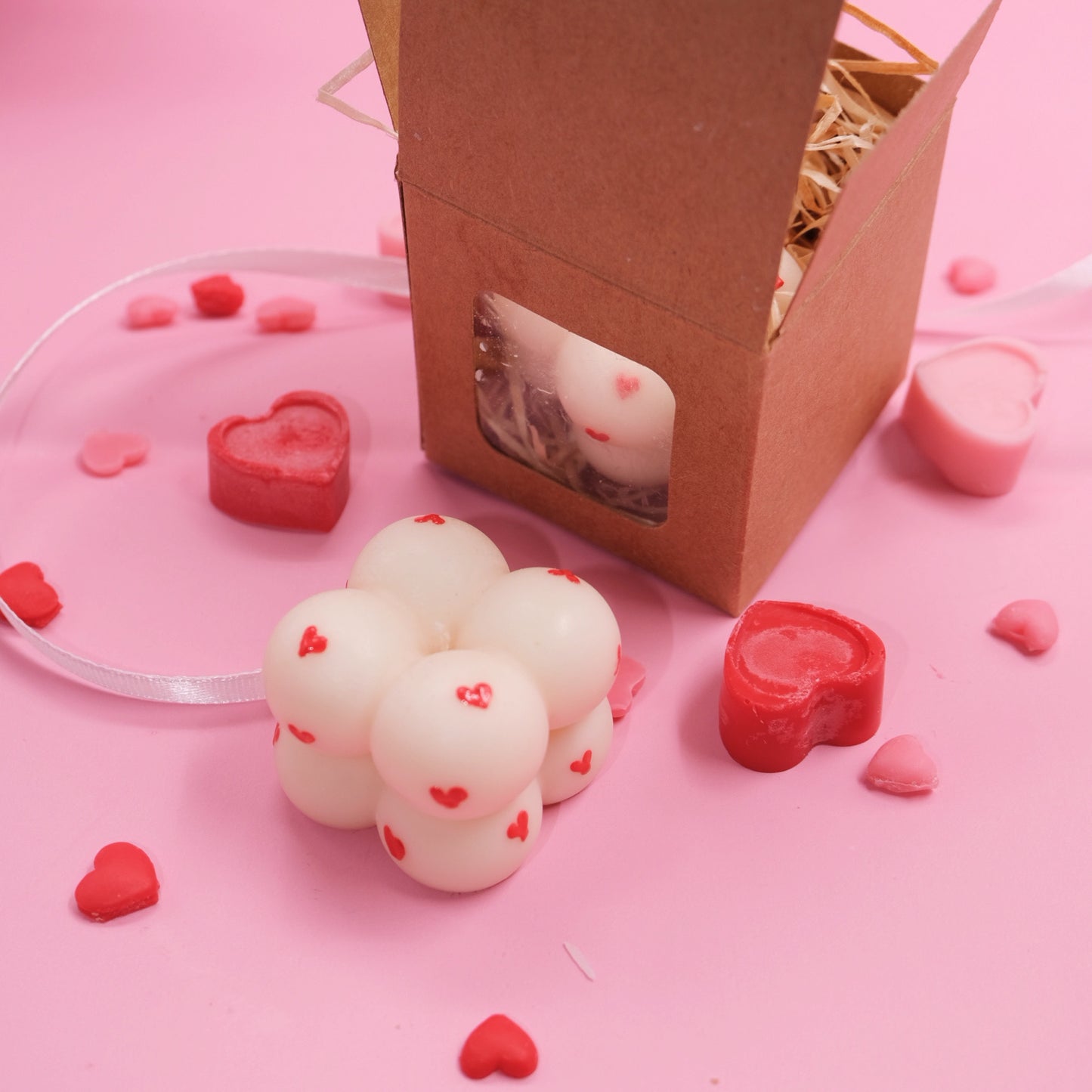 Lumânare decorativă „Bubble in Love”, turnată manual din ceară de soia – Ediție limitată de Valentine’s Day, în formă de bubble cu inimi roșii pictate manual