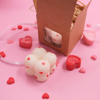 Lumânare decorativă „Bubble in Love”, turnată manual din ceară de soia – Ediție limitată de Valentine’s Day, în formă de bubble cu inimi roșii pictate manual