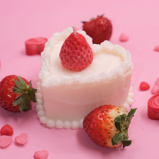 Lumânare decorativă „Strawberry Cake”, turnată manual din ceară de soia – Ediție specială de Valentine’s Day, în formă de tort cu căpșuni