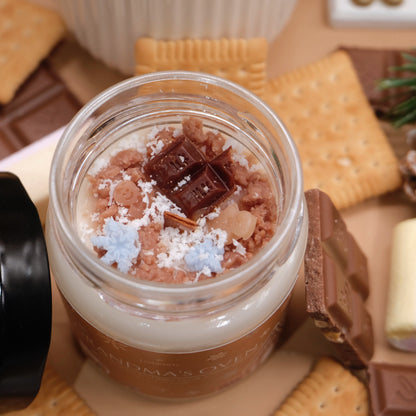 Lumânare parfumată din ceară de soia, turnată manual – „Grandma’s Oven” | Ediție de Crăciun, cu aromă de ciocolată și biscuiți cu ghimbir.